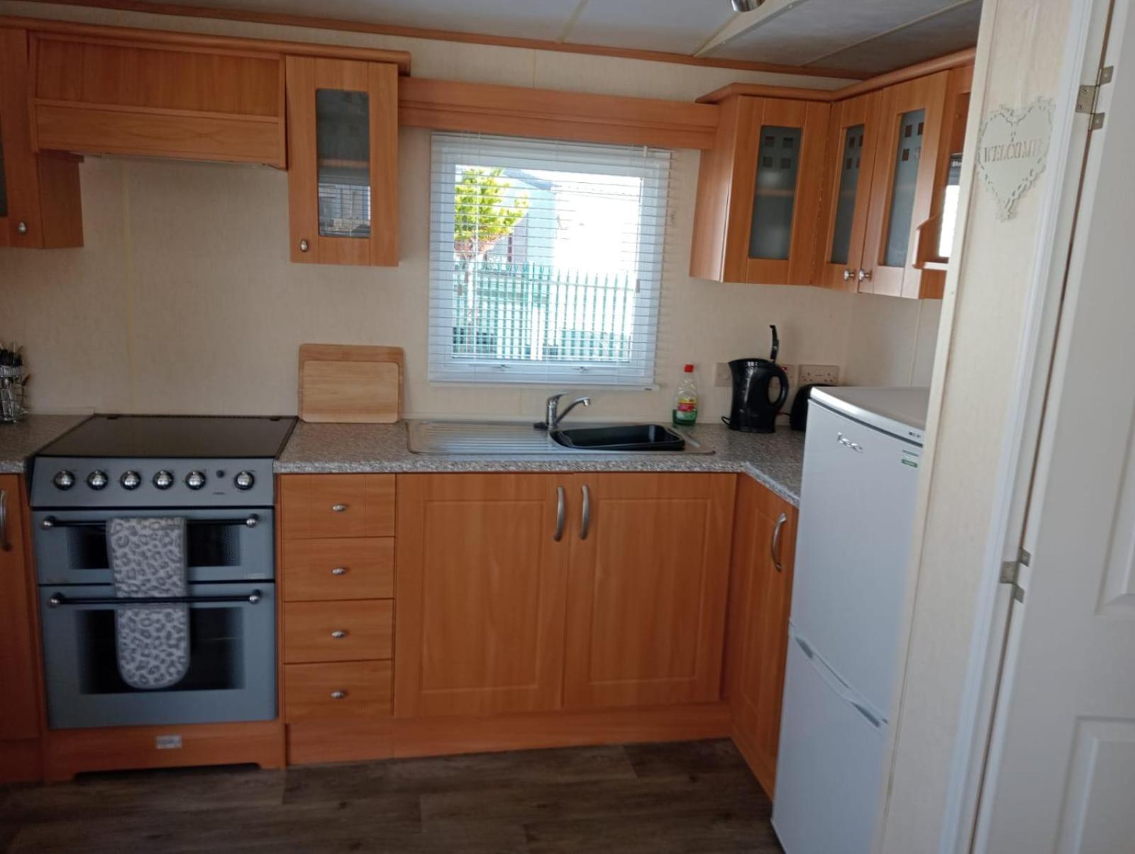 Modern 2 Bedroom Static Caravan - Lyons Kingsley Holiday Park - Pensarn, Abergele - Pet Friendly Exterior foto